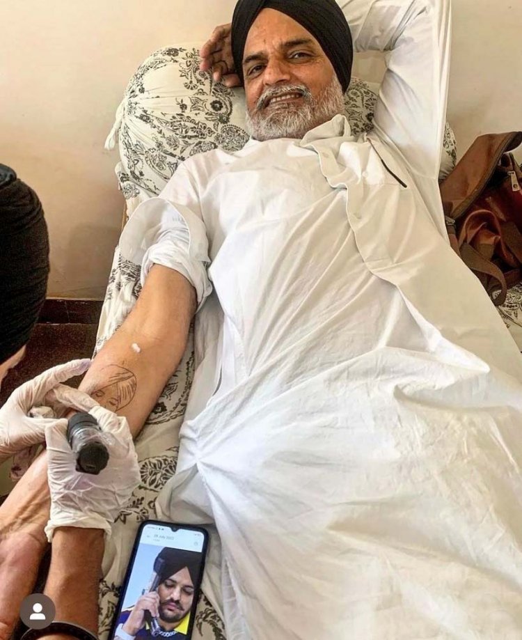 पंजाबः सिद्धू मूसेवाला के पिता बलकौर सिंह ने बनवाया Tattoo