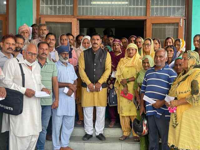 प्रो. राम कुमार ने 49 परिवारों को प्रदान की 60 लाख रुपए की मदद
