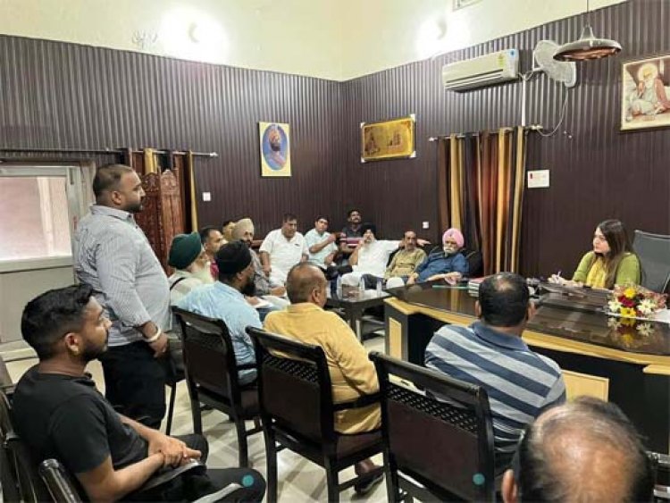 पानी की समस्या को लेकर कमिश्नर को मिले गौशाला बाजार के दुकानदार 