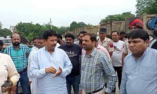 MLA रमन अरोड़ा ने दूसरे दिन फिर दिखाया कमिश्नर दविंद्र सिंह को आइना