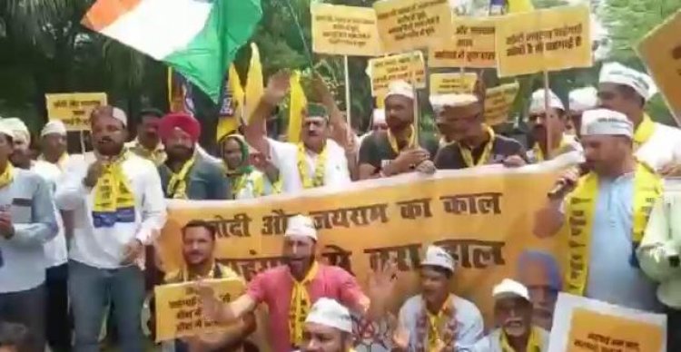 आप पार्टी ने बढ़ती महंगाई और डेली नीड्स की चीज़ों पर GST लगाए जाने को लेकर किया अनोखा विरोध प्रदर्शन