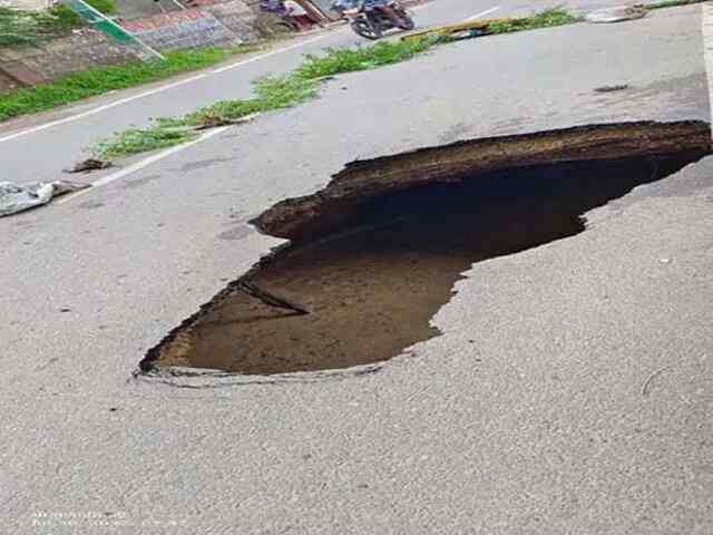 पंजाबः रेत भरा टिप्पर निकलने के बाद धंसी सड़क, टला हादसा