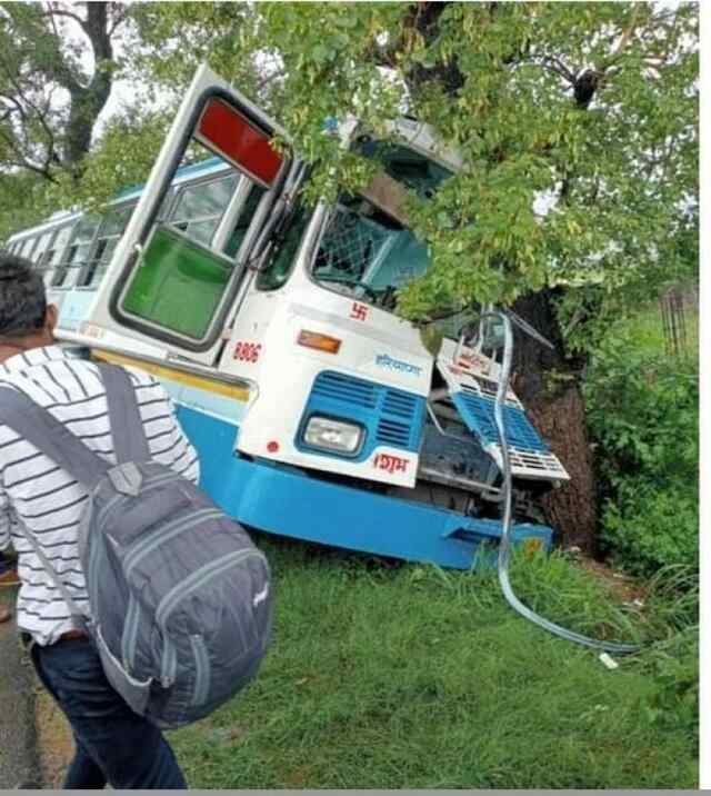 संतोषगढ़ में हरियाणा रोडवेज की बस दुर्घटनाग्रस्त, कंडक्‍टर सहित महिला गंभीर रूप से घायल