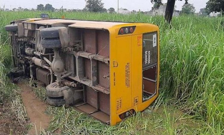 जालंधरः बच्चों से भरी स्कूल बस पलटी, कई बच्चे घायल