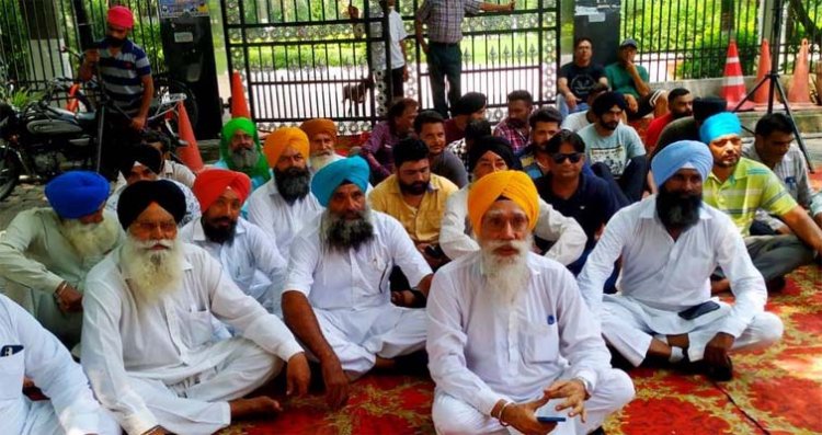 जालंधरः निगम प्रशासन के खिलाफ परमजीत सिंह रायपुर ने लगाया धरना, कहा सारी रिपोर्ट तैयार मगर अफसर नहीं बंद करवा रहे काम