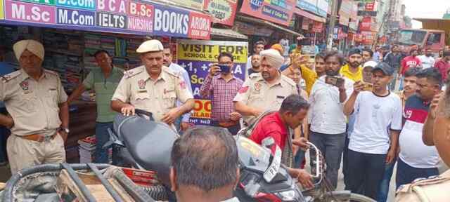 जालंधरः माईहीरां गेट में हंगामा- निगम के सफाई कर्मचारी के साथ हाथापाई