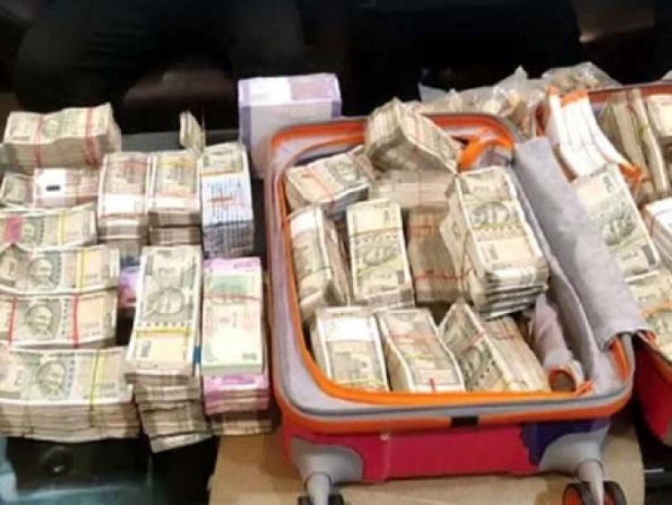 क्लर्क के घर से 85 लाख रुपए बरामद, देखें वीडियो