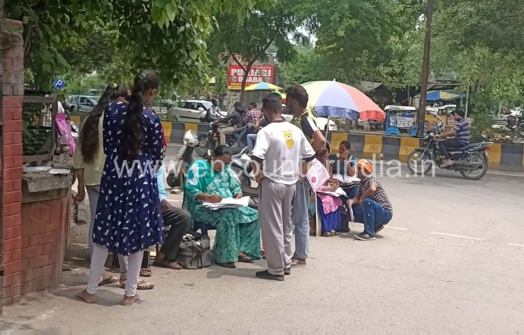 जालंधर: तहसील के 3 नंबर गेट पर एजेंटों ने डाला डेरा, सड़क जाम…