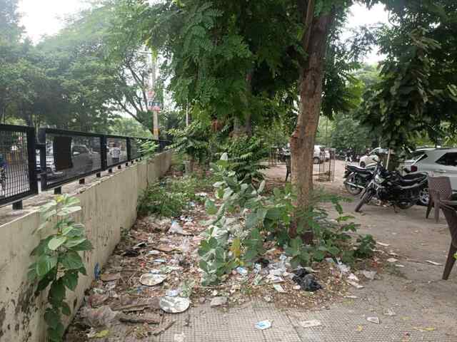 लापरवाही: 50 लाख सालाना खर्च करने के बावजूद तहसील में गंदगी और कूड़े के लगे ढेर, ठेकेदार को फटकार