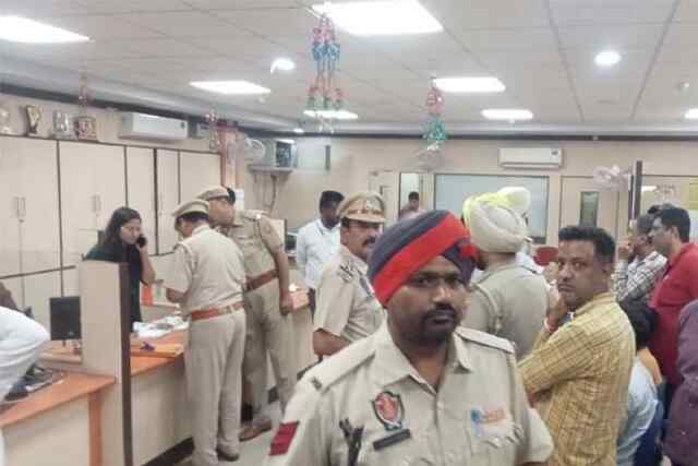 जालंधरः दिन-दिहाड़े UCO Bank में लुटेरों ने हथियारों के बल पर लूटे लाखों रुपए, देखें वीडियो