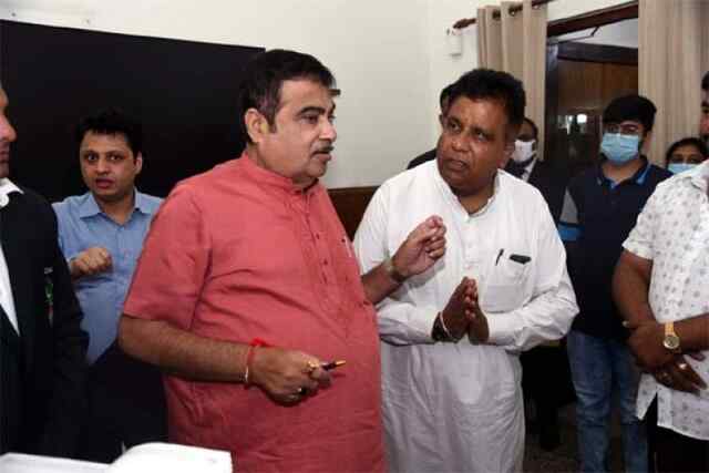केंद्रीय मंत्री नितिन गडकरी से मिले पूर्व मेयर अरुण खोसला