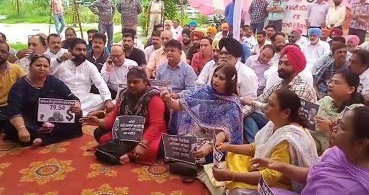 जालंधरः कांग्रेसियों ने महंगाई के खिलाफ DC ऑफिस के बाहर किया प्रदर्शन, देखें वीडियो