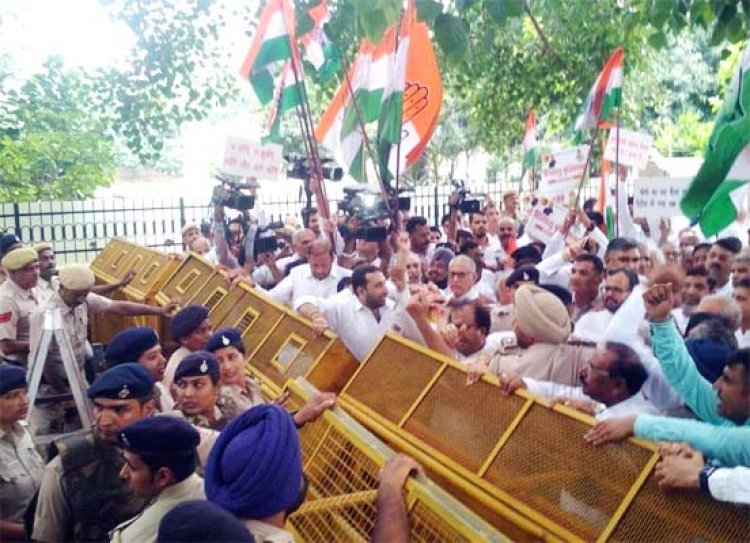 महंगाई के विरोध में गवर्नर हाउस घेरने जा रहे कांग्रेसियों को पुलिस ने हिरासत में लिया, देखें तस्वीरें