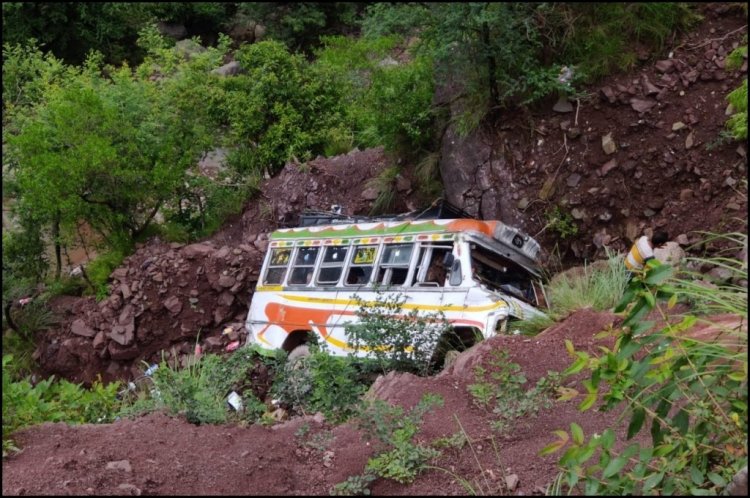 बड़ा हादसा: खाई में गिरी मिनी स्कूल बस, हादसे में 8 छात्र घायल