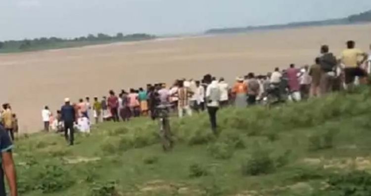 यमुना नदी में नाव पलटने से 30 लोग डूबे, 4 के शव बरामद