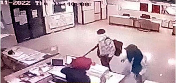 पंजाबः पीएनबी बैंक में लुटेरों ने पिस्तौल के बल पर लूटे लाखों रुपए, घटना सीसीटीवी में कैद