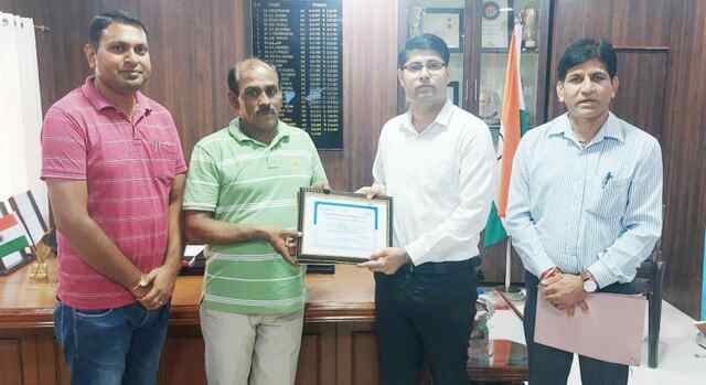 स्वच्छ विद्यालय पुरस्कार के लिए विभिन्न स्कूल किए सम्मानित