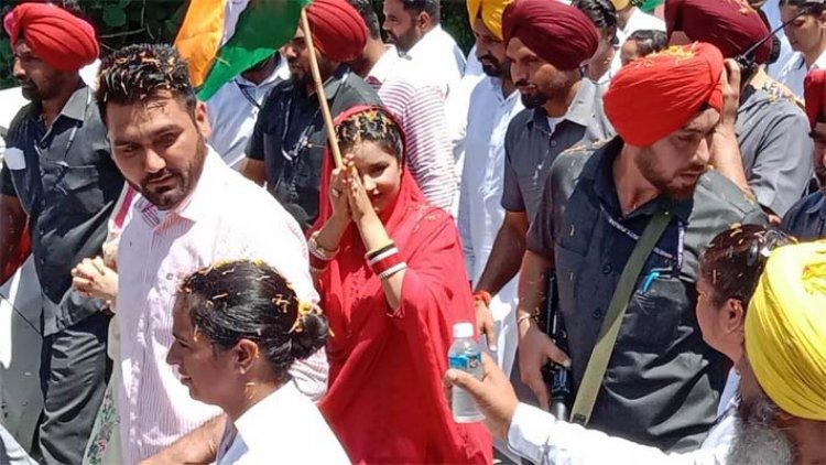 पंजाबः सीएम मान की पत्नी डाक्टर गुरप्रीत कौर और बहन मनप्रीत कौर ने निकाली तिरंगा यात्रा, देखें तस्वीरें
