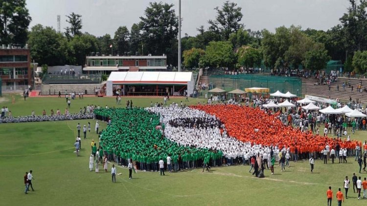 चंडीगढ़ में बना वर्ल्ड रिकार्ड, 7500 स्टूडेंट्स ने बनाया ह्यूमन फ्लैग, देखें तस्वीरें