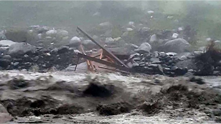 सोलंग वैली में टूटा पुल, देखते ही देखते पानी में बह गए महिला समेत 3 बच्चे
