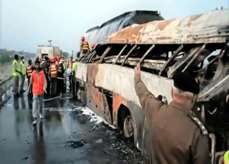 बस और तेल टैंकर की टक्कर में 20 लोग जिंदा जले, शवों को पहचानना मुश्किल