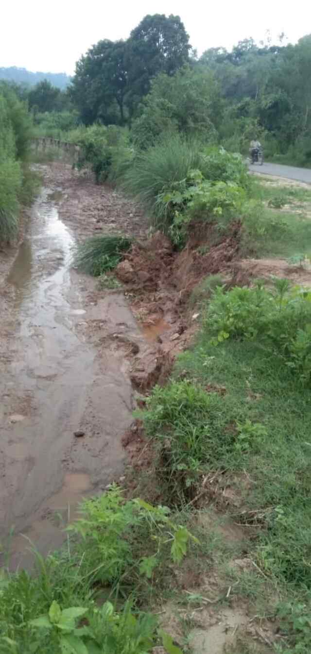 शीतलपुर में बरसाती नाले से लोनिवि की सडक़ को खतरा