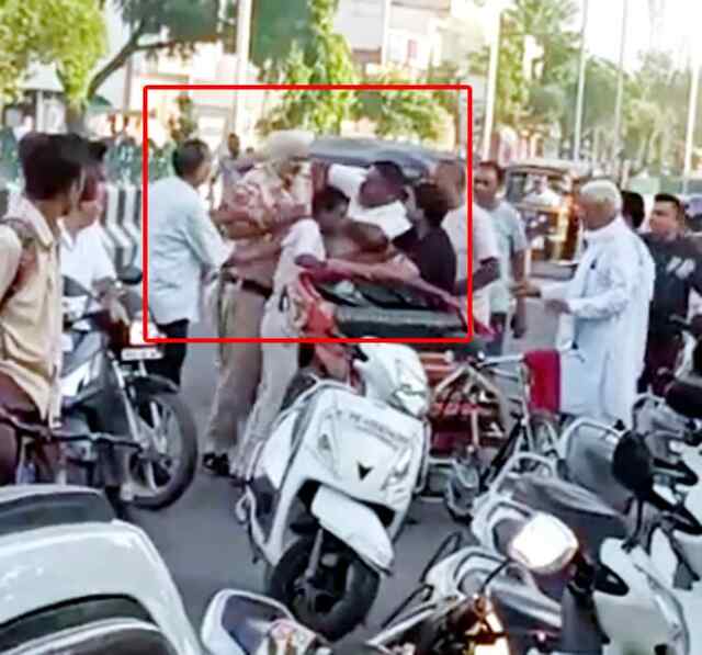 पंजाबः पुलिस की गुंडागर्दी, रिक्शा चालक की कर दी पिटाई, देखें वीडियो