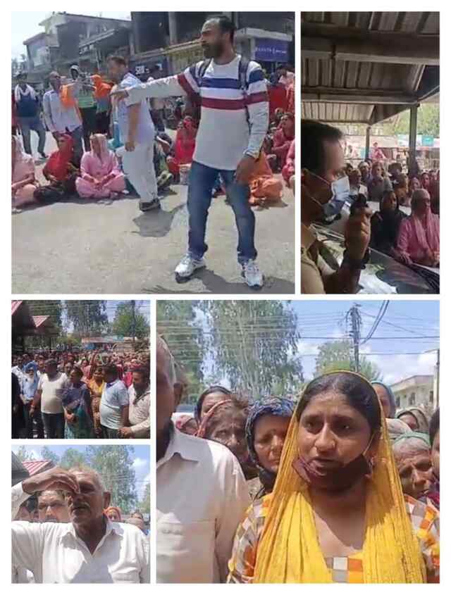 युवक की पिटाई मामले को लेकर ग्राम वासियों ने एसपी कार्यलय में किया प्रर्दशन