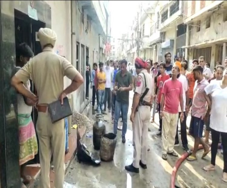 पंजाब: जोरदार धमाकों से दहला गांधी नगर, तीन मंजिला मकान में लगी आग