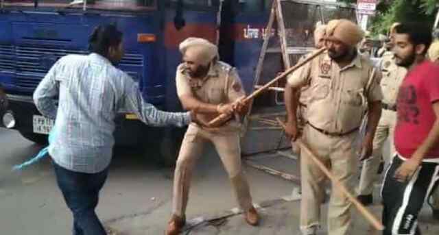 पंजाबः प्रदर्शन कर रहे बेरोजगार लाइनमैन और पुलिस में झड़प, लाठीचार्ज दौरान कई सिखों की उतरी पगड़ियां