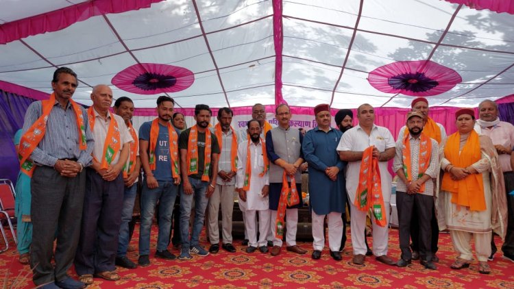 संतोषगढ़ में 11 परिवारों ने थामा भाजपा का दामन