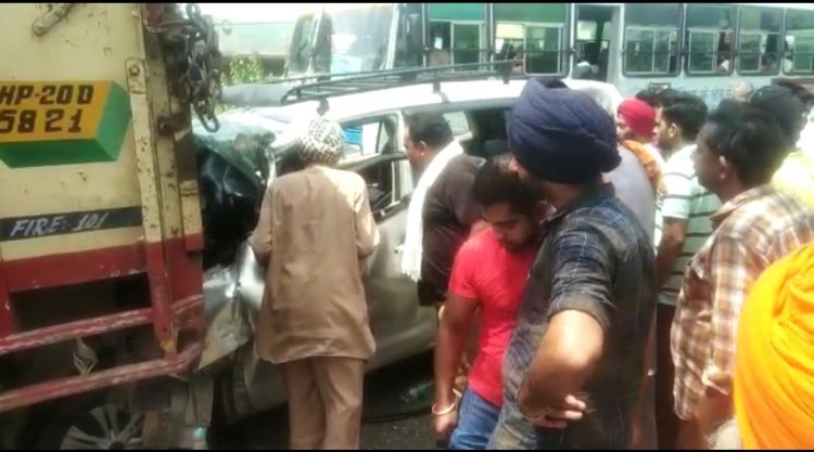 ऊंना के मैहतपुर में हुआ सड़क हादसा, ट्रक के पीछे जा टकराई इनोवा गाड़ी