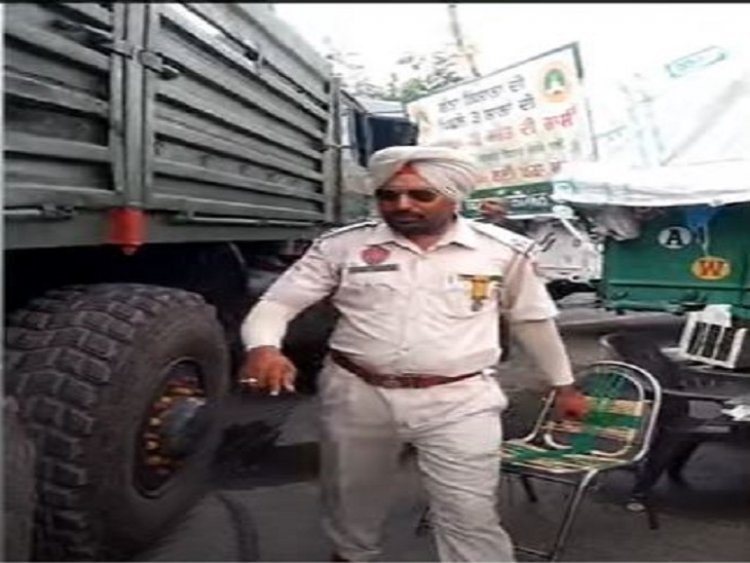 धरने में जा घुसा आर्मी का ट्रक, बाल-बाल बचे किसान, पुलिस की वाटर कैनन गाड़ी को पहुंचा नुकसान, बाहर खड़ी ट्रालियों औऱ बैरिगेट से टला हादसा  