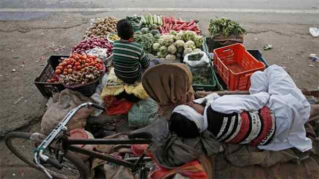पड़ोसी देश में बिक रहा 500 रुपये किलो टमाटर, 400 में प्याज, गहराया आर्थिक सकंट