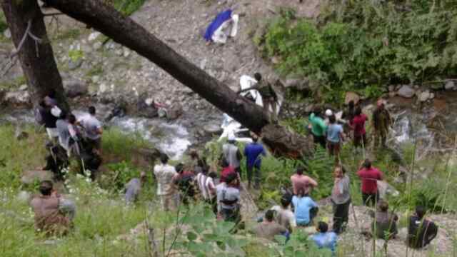 बड़ा हादसाः गहरी खाई में गिरी गाड़ी, 7 लोगों की मौत, रेस्क्यू ऑपरेशन जारी