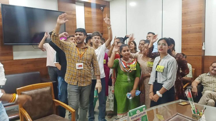 विद्यार्थी परिषद के कार्यकर्ताओं ने फिर किया प्राचार्य का घेराव, कॉलेज प्रशासन के ख़िलाफ़ की नारेबाज़ी