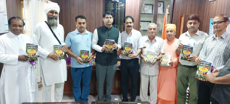 डीसी ने ऊना क्षेत्र के धार्मिक तथा ऐतिहासिक स्थल पुस्तक का किया विमोचन