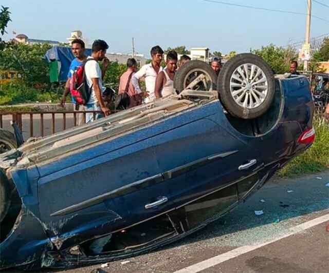 जालंधरः हाईवे पर लगी रेलिंग से टकराई तेज रफ्तार गाड़ी, खाई कई पलटिया, चालक मौके से फरार, देखें तस्वीरें