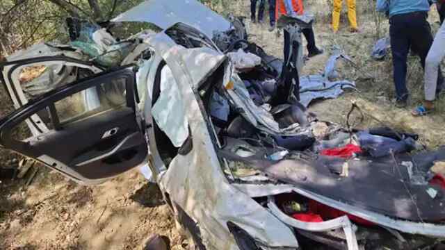दर्दनाक हादसा : एक्सप्रेसवे से 20 फीट नीचे जाकर पलटी BMW, एक की मौत