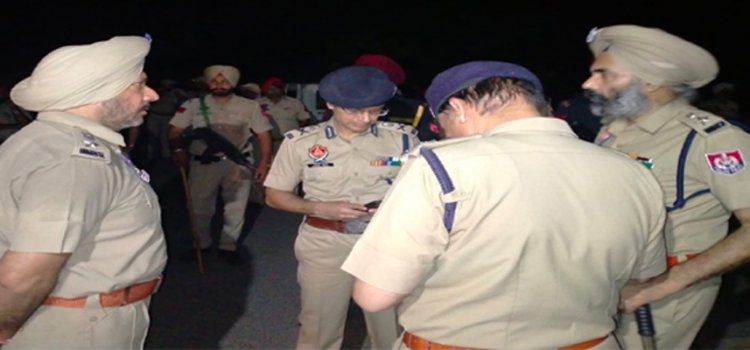 डेरा ब्यास समर्थकाें और निहंगाें के बीच झड़प के बाद घटनास्थल पर पहुंचे डीजीपी गाैरव यादव, पुलिस अधिकारियों की बैठक जारी