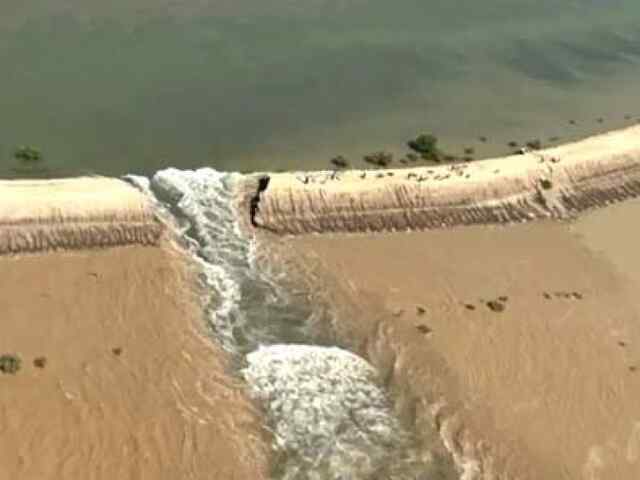 बाढ़ से बचने लिए मीठे पानी की झील मचार को तोड़ना पड़ा