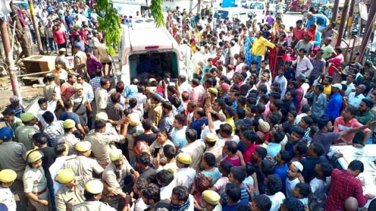 मकान का छज्‍जा गिरा, मलबे में दबकर पांच लोगों की मौत 