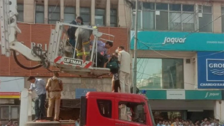 सेक्टर 18 के ऑफिस में लगी आग, इमारत से फायर कर्मचारियों ने 15 लोगों को किया रेस्क्यू 