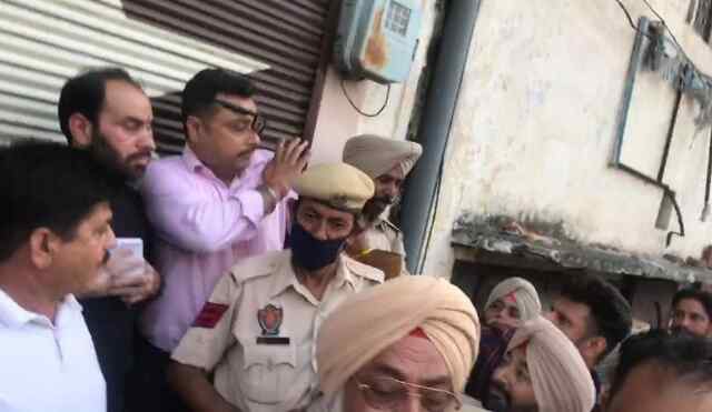 जालंधरः मोहल्ले में खोले शराब ठेके को लेकर लोगों का फूटा गुस्सा, एक्साइज इंस्पेक्टर ने भागकर बचाई जान