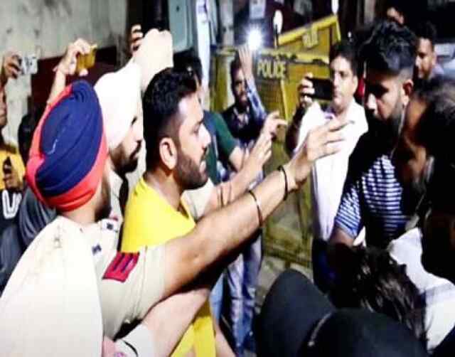 पंजाब: SHO और गनमैन की दादागिरी, थाने के बाहर प्रदर्शन कर रहे लोगों को पीटा