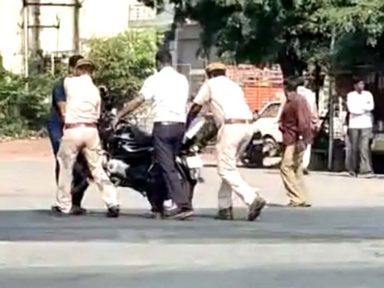 बाइक सवार चार स्टूडेंट्स को ट्रक ने कुचला, 3 की मौत