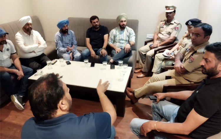 जालंधरः मॉडल टाउन में ट्रैफिक समस्या को लेकर एडीसीपी सिटी-2 की एसोसिएशन के साथ हुई मीटिंग