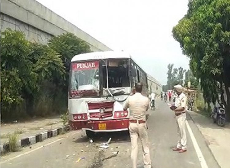 पंजाब रोडवेज और मिनी बस की हुई टक्कर, हादसे में 12 से ज्यादा लोग घायल