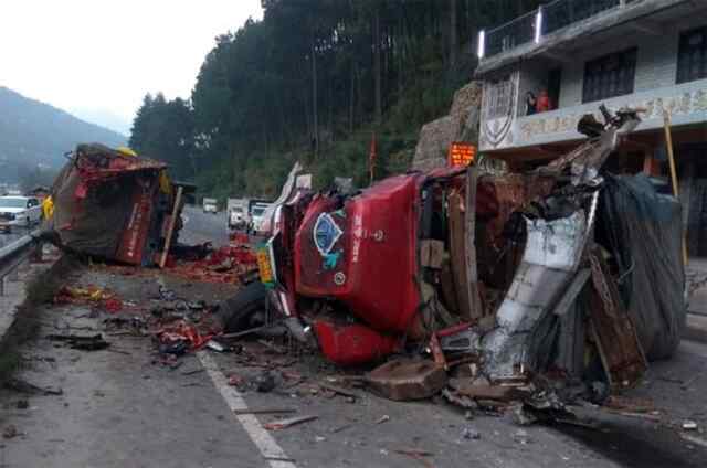 कुल्लू-मनाली हाईवे तीन में दो ट्रकों में हुई भीष्ण टक्कर, देखें वीडियो