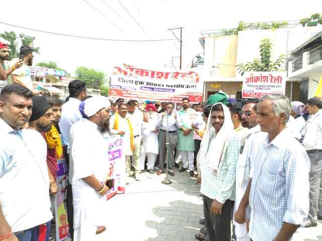 उना ट्रक यूनियन ने मांगों को लेकर डीसी को सौंपा ज्ञापन